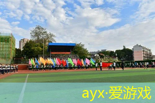 棚内运动鞋与网球拍摆放