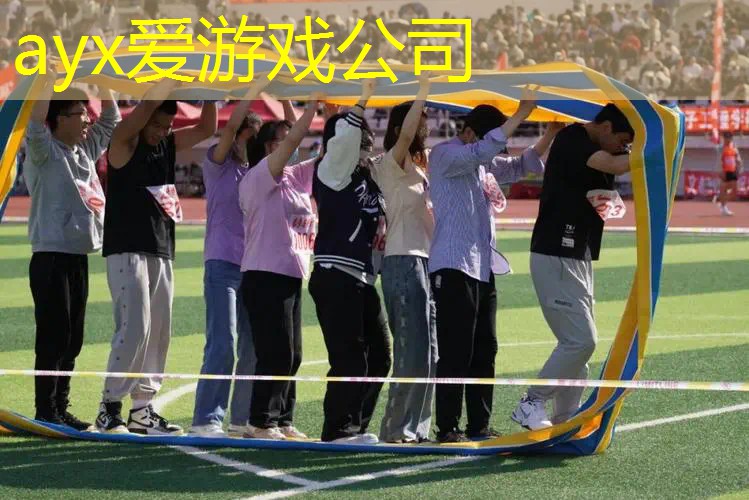 一人两个网球拍