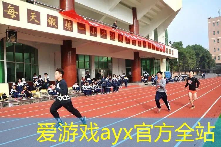 天地交融！霜满天，日落西山映草坪绿化带的壮美景象