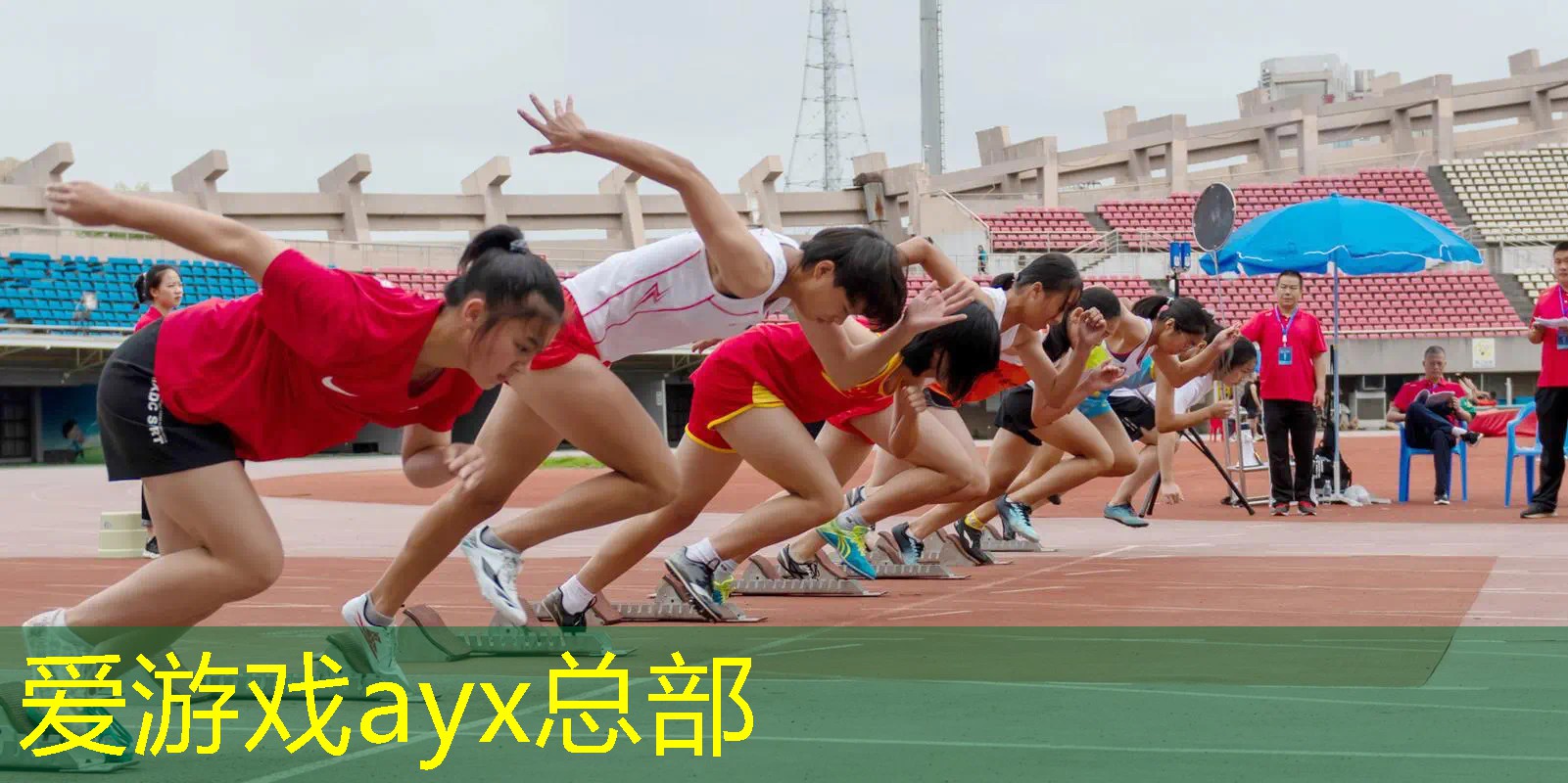 独特的健身方式：通过双杠举手转体锻炼你的身体！